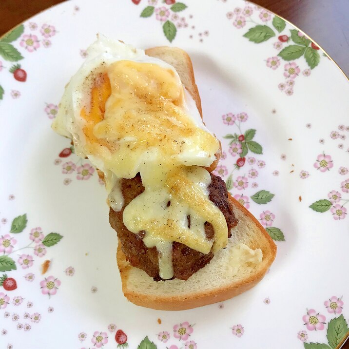 目玉焼きとハンバーグのマヨチーズトースト
